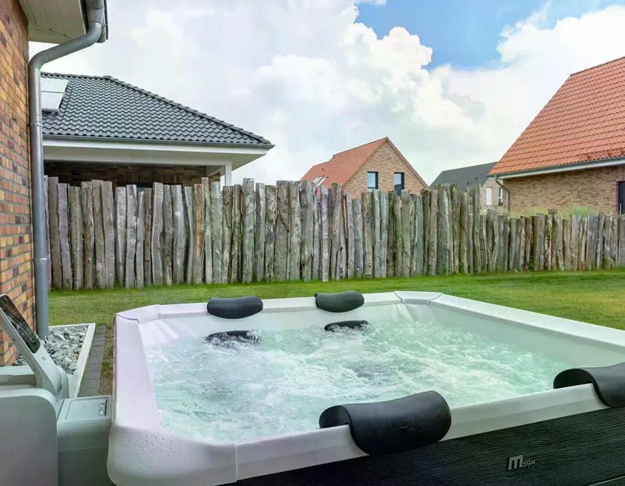 Whirlpool auf der Terrasse mit Blick in den Garten