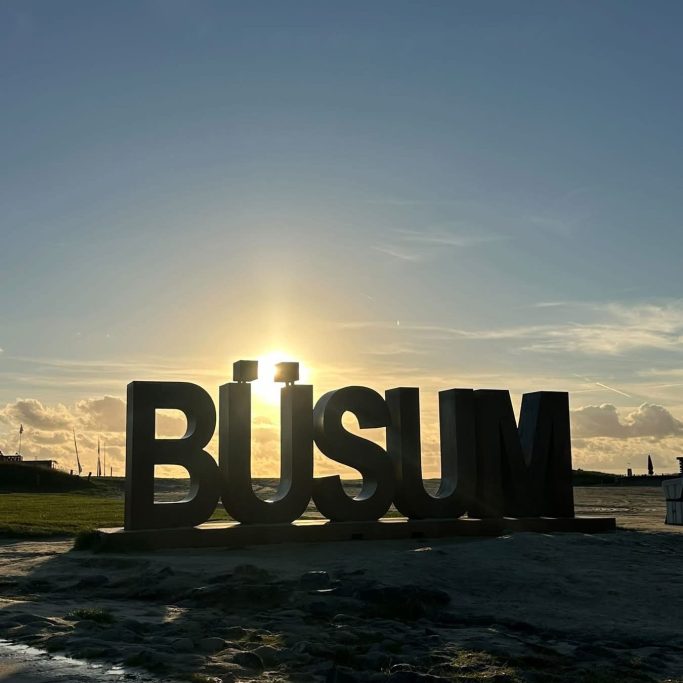 Abendsonne hinter dem Büsum-Schriftzug an der Nordsee