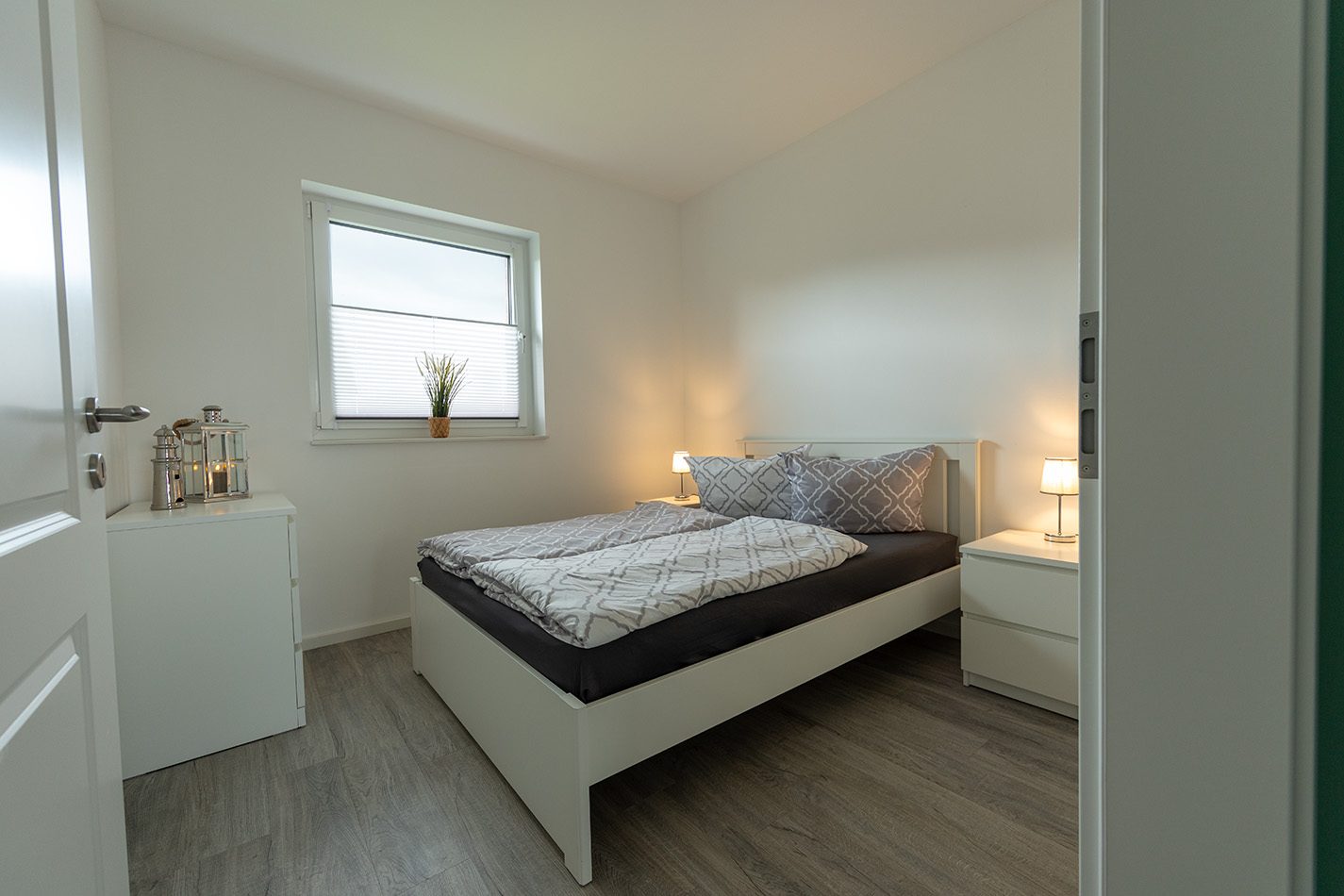 Schlafzimmer mit warmem Licht in Nord & Wind