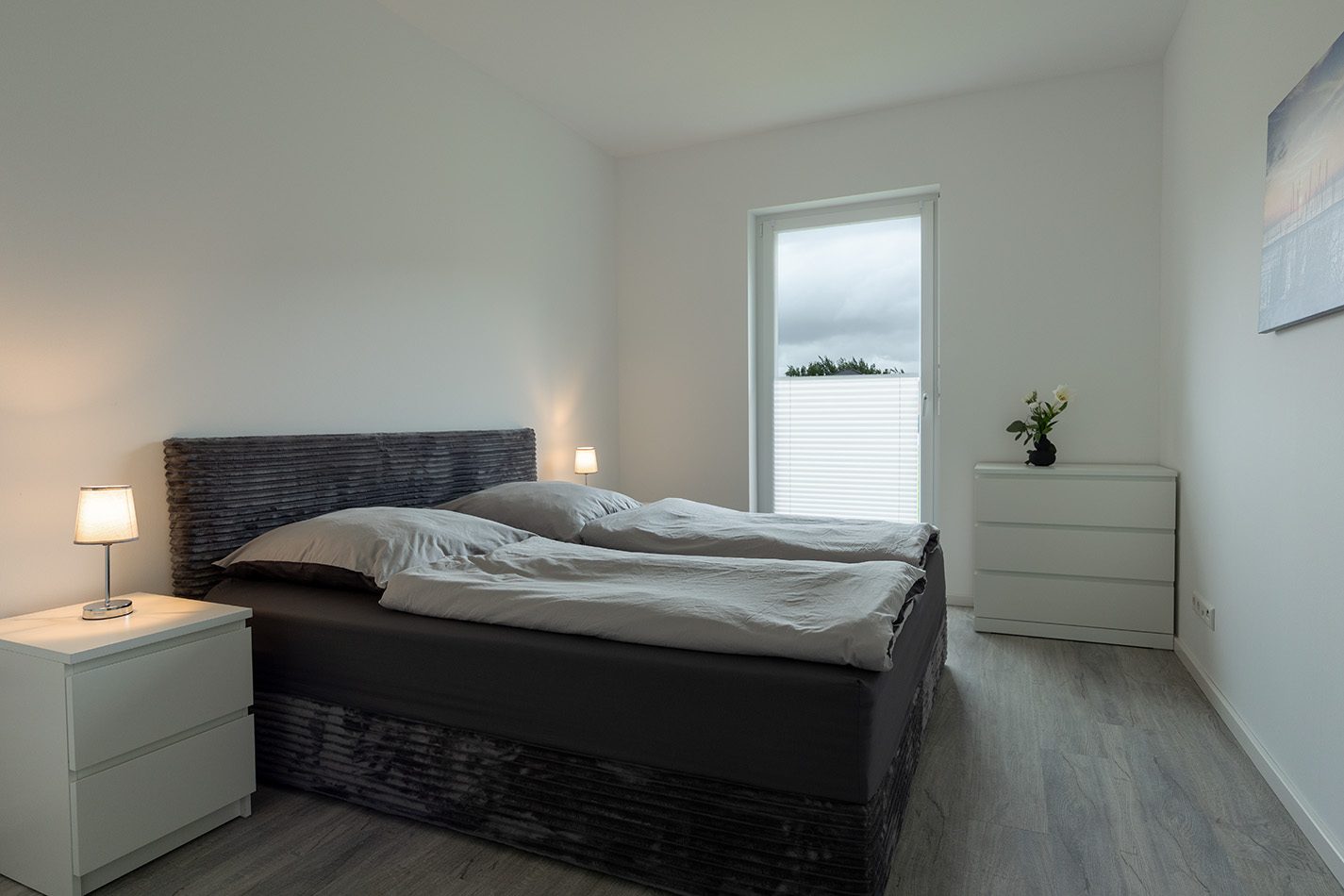 Schlafzimmer mit Boxspringbett in Nord & Wind