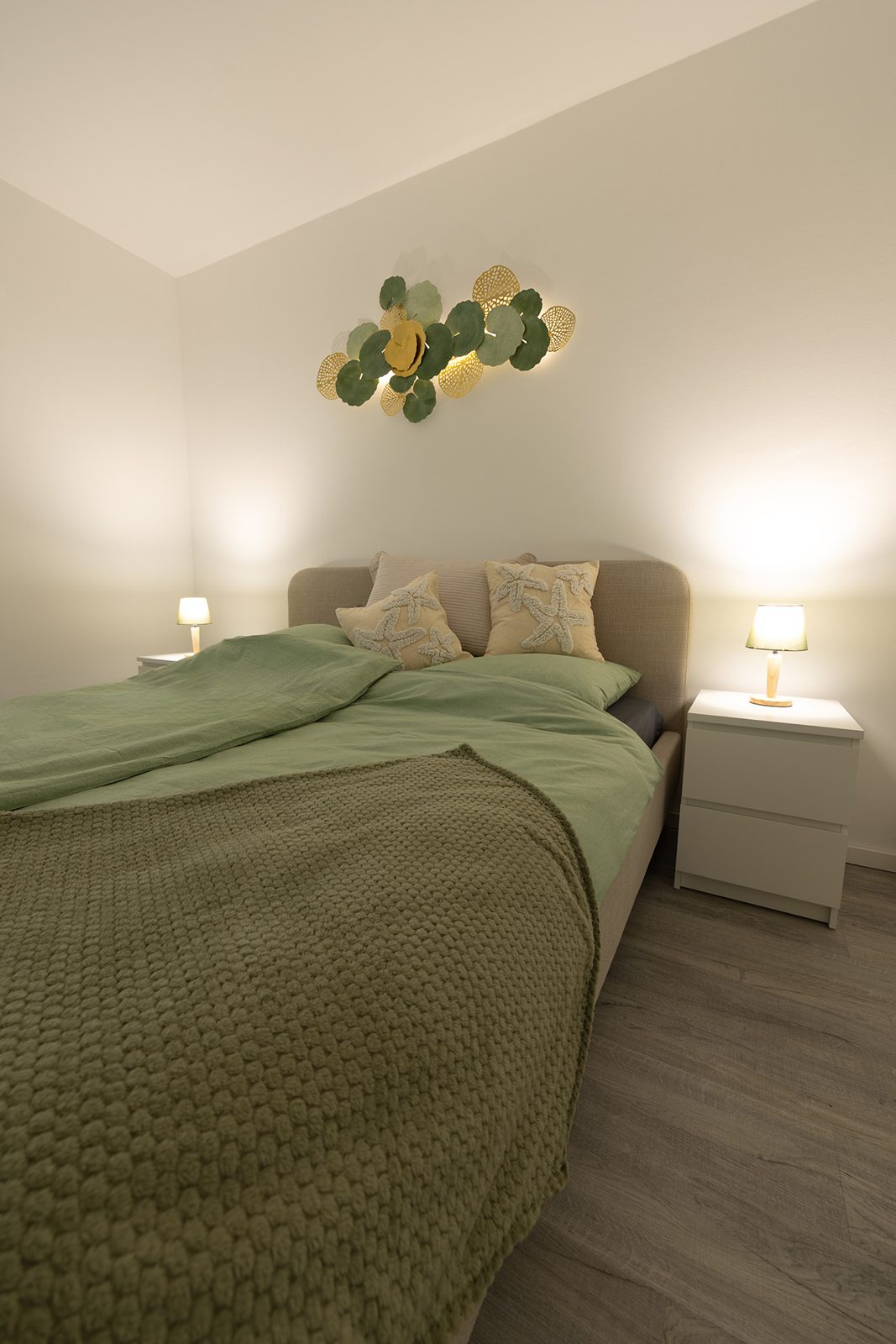 Gemütliches Schlafzimmer mit warmem Licht in Salz & Seele