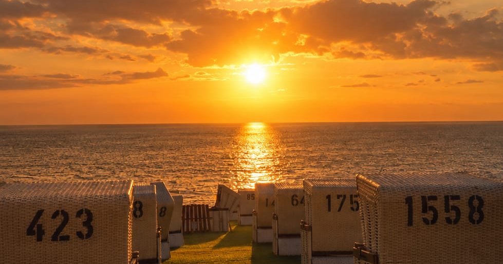 Sonnenuntergang über der Nordsee am Strand von Büsum